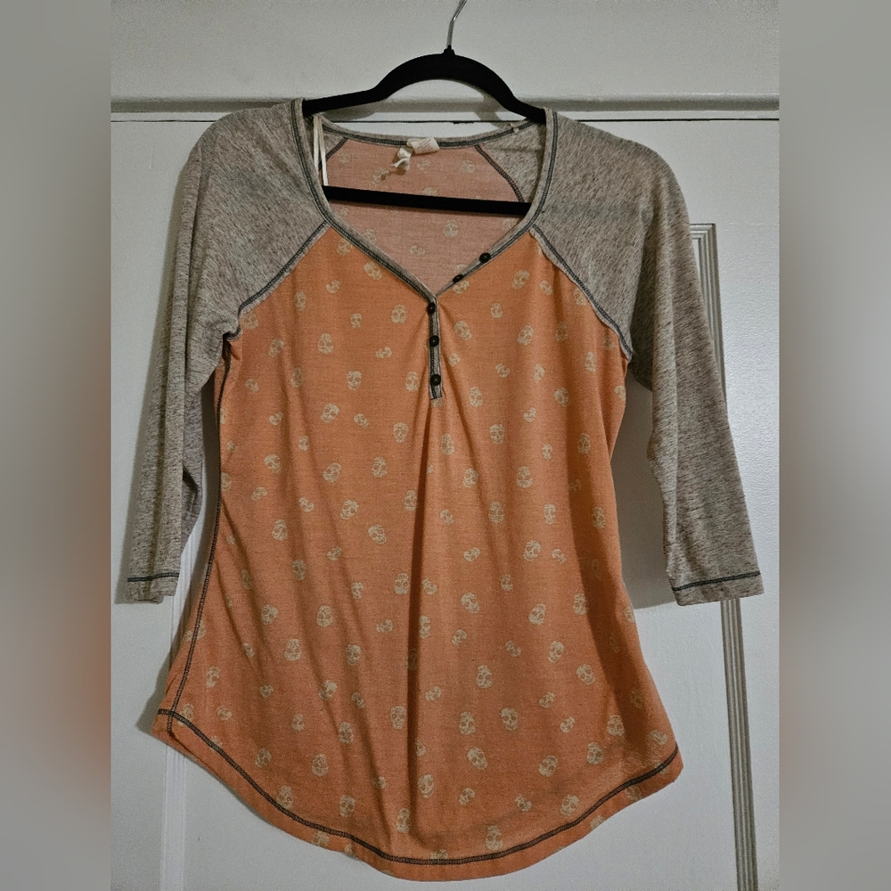 3/4 Sleeve half button V-neck T-shirt with skulls and solid gray sleeves Size M